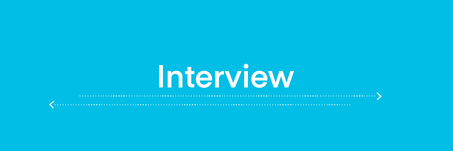 Weißer Schriftzug auf hellblauem Hintergrund "Interview"