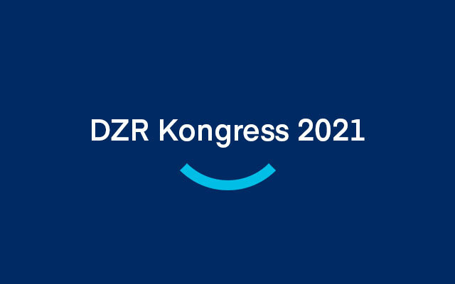 Dunkelblauer Hintergrund, auf dem in weißer Schrift "DZR Kongress 2021" steht, darunter ein türkiser Bogen