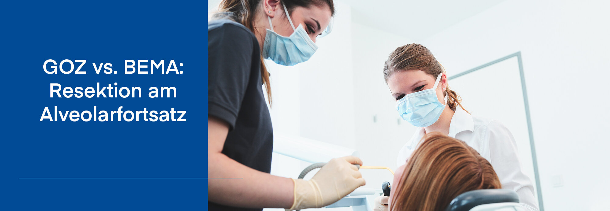 Bild beim Zahnarzt, bei der Zahnreinigung mit zwei Zahnarzthelferinnen, auf der linken Seite sieht man eine Aufschrift mit GOZ vs. BEMA: Resektion am Alveolarfortsatz