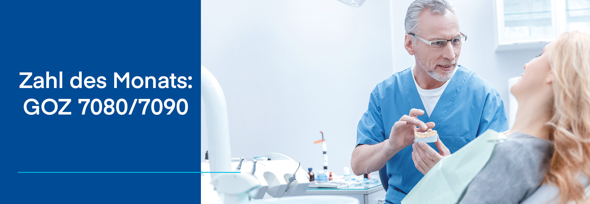 Zweigeteiltes Bild: Links blauer Hintergrund und weiße Schrift "Zahl des Monats: GOZ 7080/7090, rechts Zahnarzt der einer Patienten etwas an einem Gebissmodell erklärt.