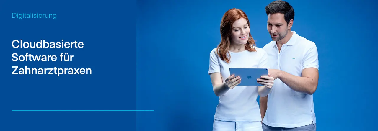 Zwei Personen in weißer Kleidung betrachten gemeinsam ein Tablet, dargestellt vor einem blauen Hintergrund. Überschrift: "Cloudbasierte Software für Zahnarztpraxen"