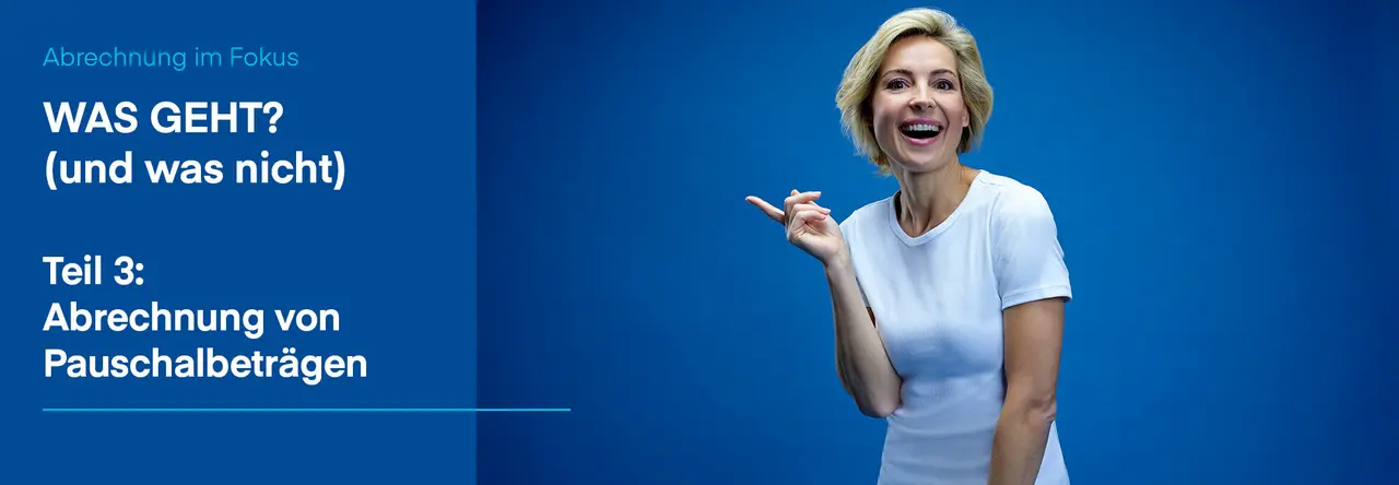 Zweigeteiltes Bild: Links blauer Hintergrund mit weißer Schrift "WAS GEHT (und was nicht) Teil 3: Abrechnung von Pauschalbeträgen", rechts blonde Frau mit weißem T-Shirt lacht in die Kamera. Rechte Hand am Körper hochgehalten und zeigt mit Zeigefinger auf die Schrift.