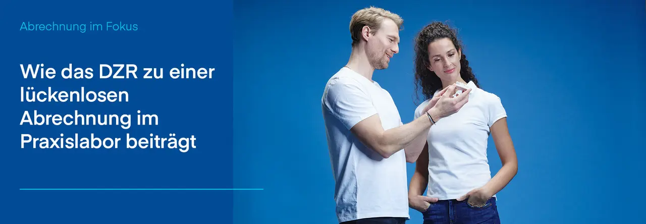 Zweigeteiltes Bild: Links blaue Grafik mit weißer Schrift "Wie das DZR zu einer lückenlosen Abrechnung im Praxislabor beiträgt", daneben Zahnärztin und Zahnarzt. Zahnarzt hält Gebiss in der Hand und zeigt Zahnärztin etwas.
