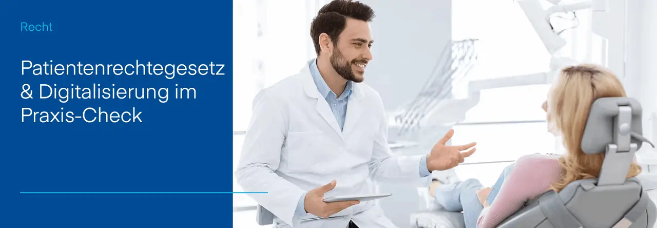 Zahnarzt erklärt einer Patientin im Behandlungsstuhl etwas mit einem Tablet.
