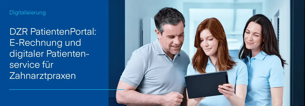 Zwei Frauen und ein Mann aus einem Zahnarztteam schauen gemeinsam auf ein Tablet