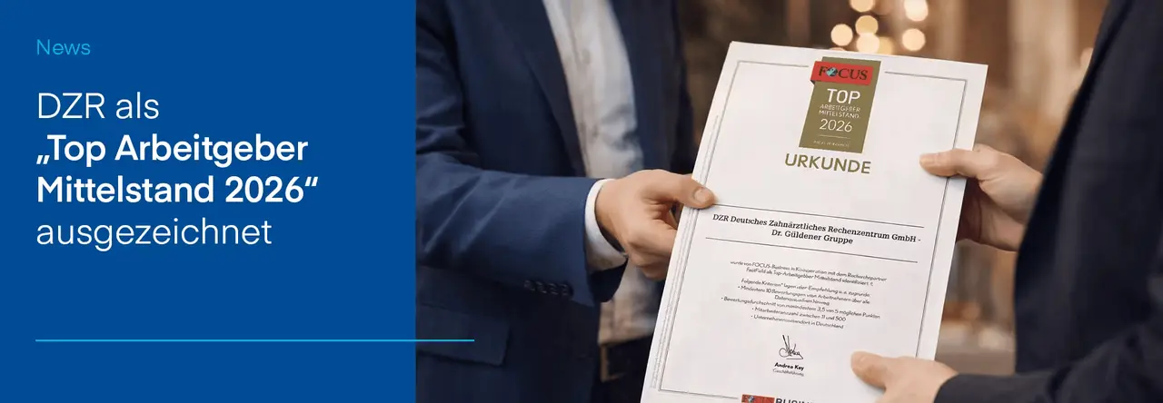 Zwei Personen halten gemeinsam eine Urkunde „Focus Top Arbeitgeber Mittelstand 2026" für das DZR