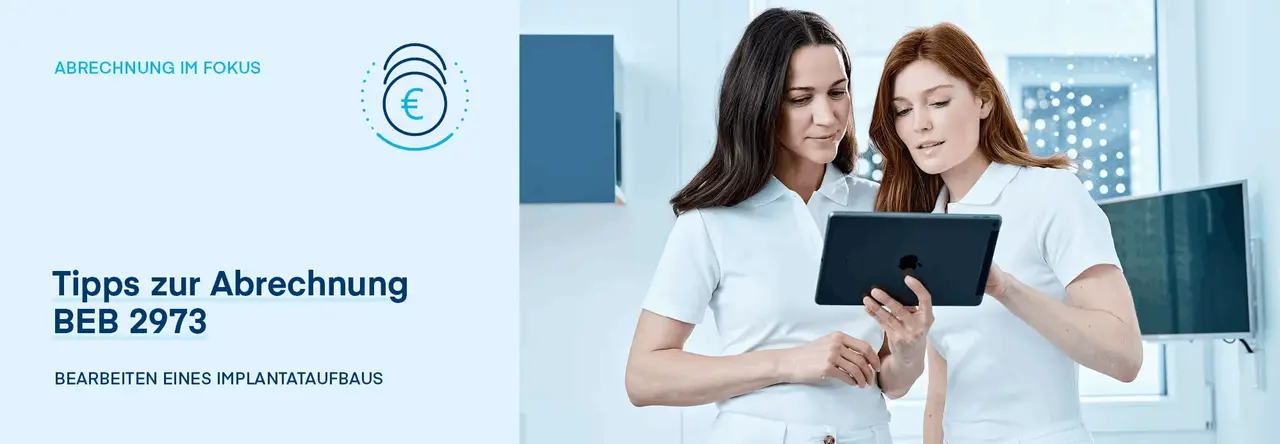 Zwei Zahnarzthelferinnen schauen gemeinsam auf ein Tablet in der Praxis.