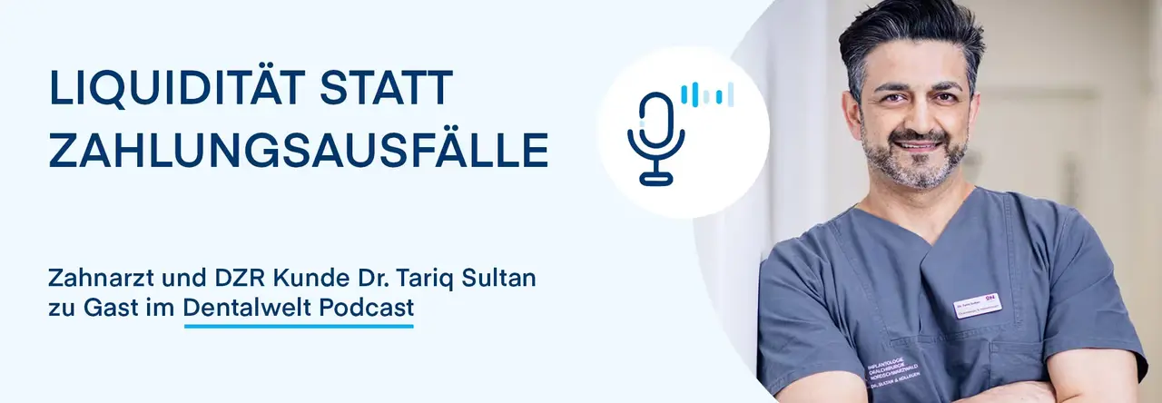 Zahnarzt Dr. Tariq Sultan lächelt mit verschränkten Armen, Podcast-Mikrofon-Icon daneben