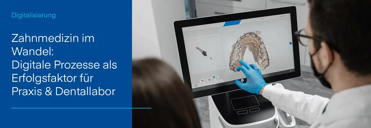 Zahnarzt zeigt Patientin ein 3D-Zahnmodell auf einem digitalen Touchscreen.