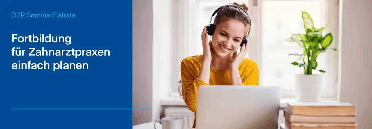 Junge Frau mit Kopfhörern lächelt beim Online-Lernen vor ihrem Laptop.