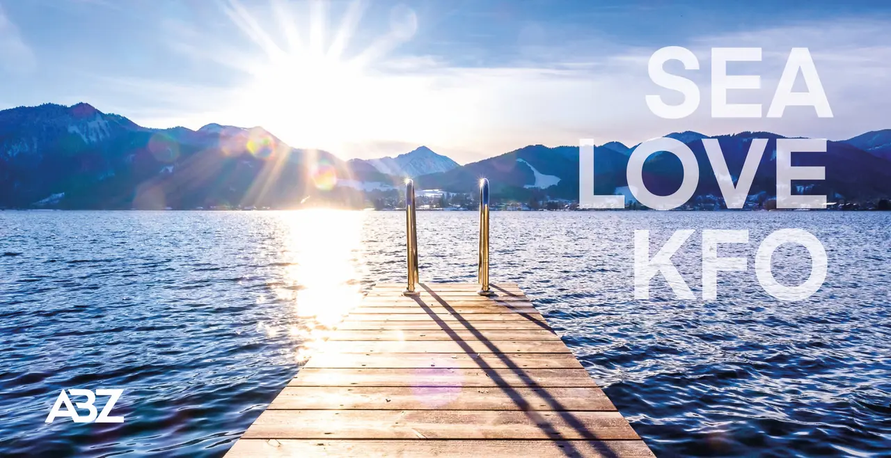 einen Steg am Tegernsee, in der Abendsonne mit Bergen im Hintergrund