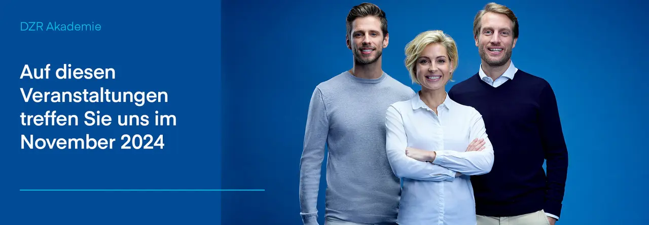 Zweigeteiltes Bild: Links blauer Hintergrund mit weißer Schrift "Auf diesen Veranstaltungen treffen Sie uns im November2024", daneben zwei Männer und eine Frau vor blauem Hintergrund, die in die Kamera lächeln.