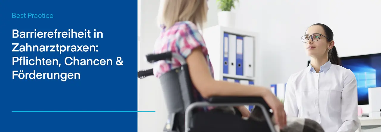 Eine Zahnärztin mit Brille und weißem Kittel spricht mit einer Patientin im Rollstuhl in einer modernen Praxis. Links im Bild befindet sich eine blaue Textfläche mit der Überschrift „Best Practice“ und dem Titel „Barrierefreiheit in Zahnarztpraxen: Pflichten, Chancen & Förderungen“.