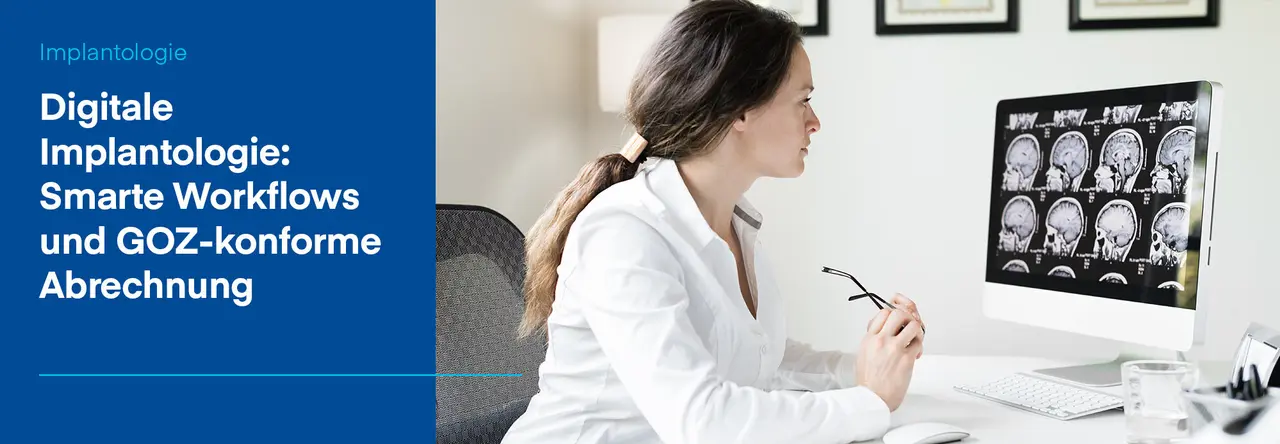 Zweigeteiltes Bild, links blauer Hintergrund mit weißer Schrift "Digitale Implantologie: Smarte Workflows und GOZ-konforme Abrechnung", daneben Zahnärztin seitlich schaut auf einen Computer mit Röntgenbildern