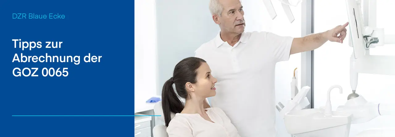 Zweigeteiltes Bild: Links blauer Hintergrund mit weißer Schrift "Tipps zur Abrechnung der GOZ 0065" daneben: Zahnarzt erklärt einer Patientin an einem Monitor etwas und zeigt dabei mit Zeigefinger Richtung Monitor. Patientin sitzt in einem Behandlungsstuhl.