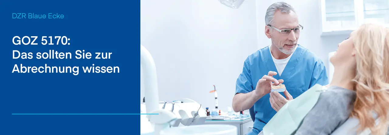 Ein männlicher Zahnarzt mittleren Alters mit Brille und grauem Haar trägt eine blaue medizinische Uniform und sitzt neben einer weiblichen Patientin, die im Behandlungsstuhl liegt. Der Zahnarzt hält ein Gebissmodell in der Hand und erklärt etwas. Die Patientin hört aufmerksam zu. Links im Bild steht in weißer Schrift auf einem blauen Hintergrund der Titel: 'GOZ 5170: Das sollten Sie zur Abrechnung wissen'.