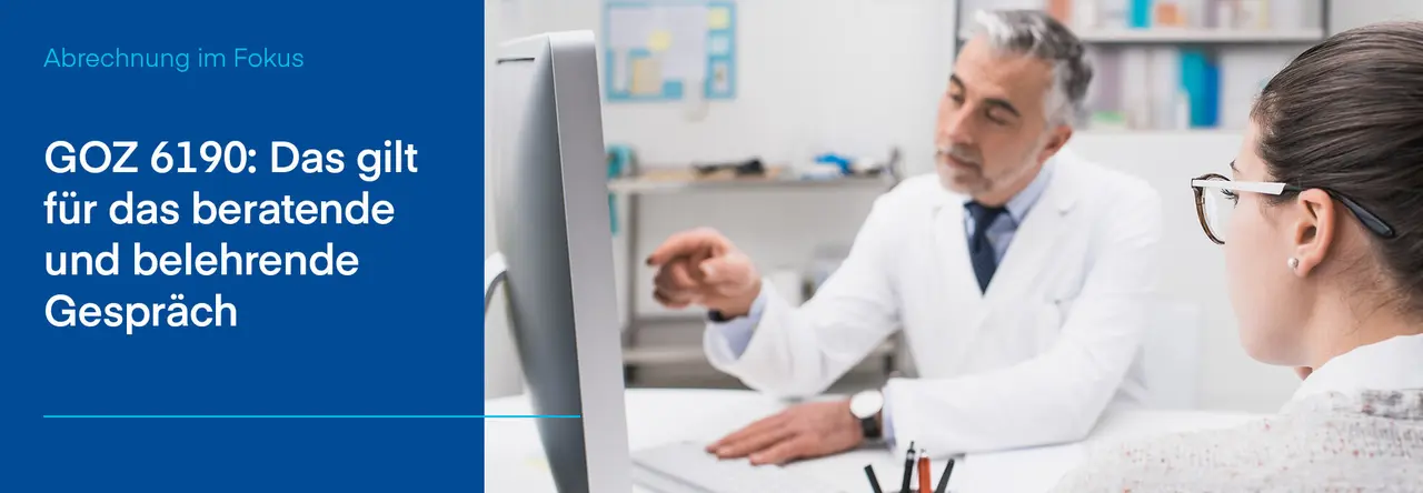 Ein Arzt im weißen Kittel sitzt am Schreibtisch und spricht mit einer Patientin, die ihm aufmerksam zuhört. Der Arzt zeigt auf einen Computerbildschirm, während er scheinbar wichtige Informationen erklärt. Links im Bild steht auf einem blauen Hintergrund der Text: 'GOZ 6190: Das gilt für das beratende und belehrende Gespräch'.