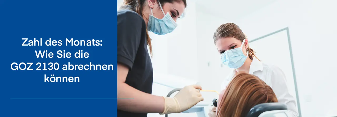 Zweigeteiltes Bild: Links blaue Fläche mit Aufschrift  "Zahl des Monats: wie Sie die GOZ 2130 abrechnen können", daneben Zahnärztin und Asisstentin, die eine Patientin behandeln
