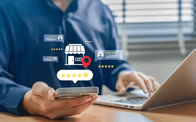 Person hält Smartphone mit digitalem Google-Unternehmensprofil und Bewertungen.