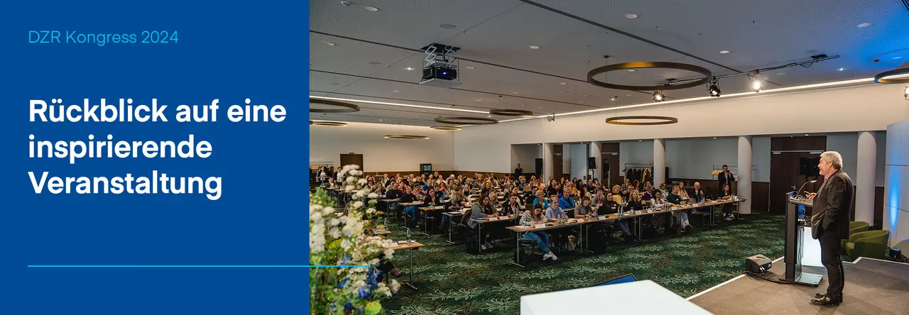 Zweigeteiltes Bild: Linkes Drittel blauer Hintergrund mit Schrift "DZR Kongress 2024 Rückblick auf eine inspirierende Veranstaltung" daneben Impression des DZR Kongress 2024