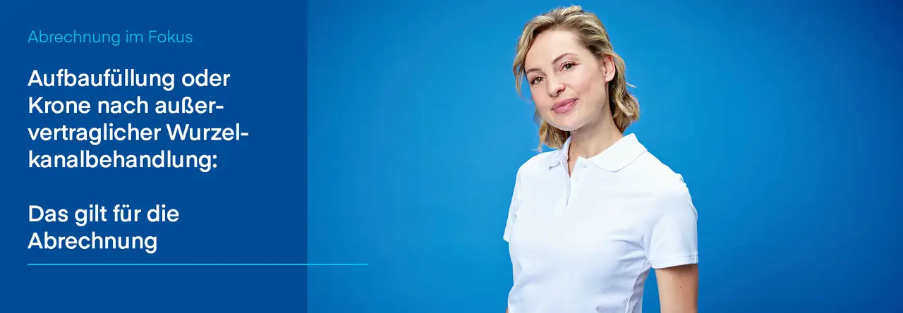 Frau mit blonder Frisur und weißem Poloshirt lächelt vor einem blauen Hintergrund. Thema: Aufbaufüllung oder Krone nach außervertraglicher Wurzelkanalbehandlung – Hinweise zur Abrechnung.