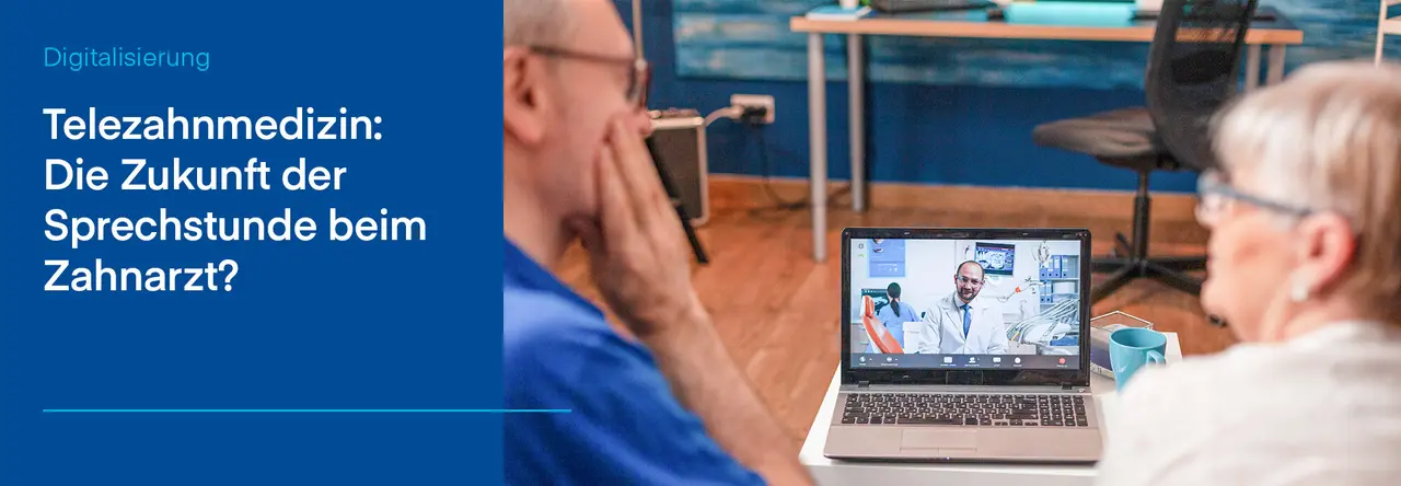 Älteres Paar sitzt vor einem Laptop und nimmt an einer Videosprechstunde mit einem Zahnarzt teil; daneben blauer Kasten mit der Überschrift „Digitalisierung“ und dem Text „Telezahnmedizin: Die Zukunft der Sprechstunde beim Zahnarzt?“.