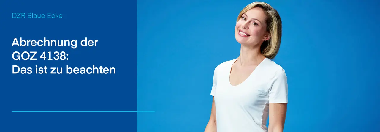 Zweigeteiltes Bild: Links dunkelblauer Hintergrund mit weißer Schrift "Abrechnung der GOZ 4138: Das ist zu beachten", daneben blonde Frau mit weißem Oberteil vor blauem Hintergrund lächelt in den Kamera und legt den Kopf leicht in den Nacken.
