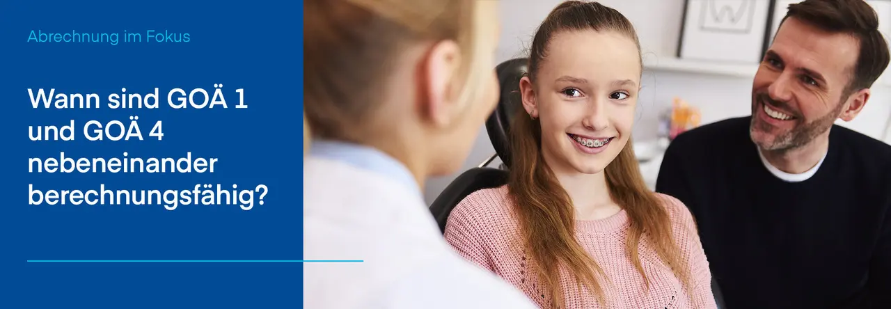 Eine Zahnärztin spricht mit einem jungen Mädchen mit Zahnspange, das im Behandlungsstuhl sitzt. Neben dem Mädchen sitzt ihr Vater, der lächelnd dem Gespräch zuhört. Links im Bild befindet sich ein blauer Hintergrund mit dem Text: 'Wann sind GOÄ 1 und GOÄ 4 nebeneinander berechnungsfähig?'"