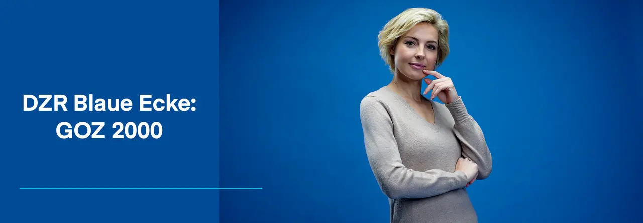 Zweigeteiltes Bild: Links blauer Hintergrund mit weißer Schrift: DZR Blaue Ecke GOZ 2000, rechts Frau mit blonden Haaren und grauem Pulli steht vor blauem Hintergrund. Rechter Arm vor dem Bauch verschränkt, linker Arm in Denkerpose am Gesicht haltend.