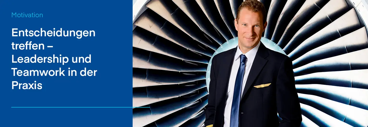Links ein dunkelblauer Hintergrund mit weißem Text: „Entscheidungen treffen – Leadership und Teamwork in der Praxis.“ Oben steht in kleinerer Schrift „Motivation“. Rechts im Bild steht der Pilot Philip Keil in Uniform mit goldenen Flügelabzeichen vor einer großen Flugzeugturbine und lächelt in die Kamera.