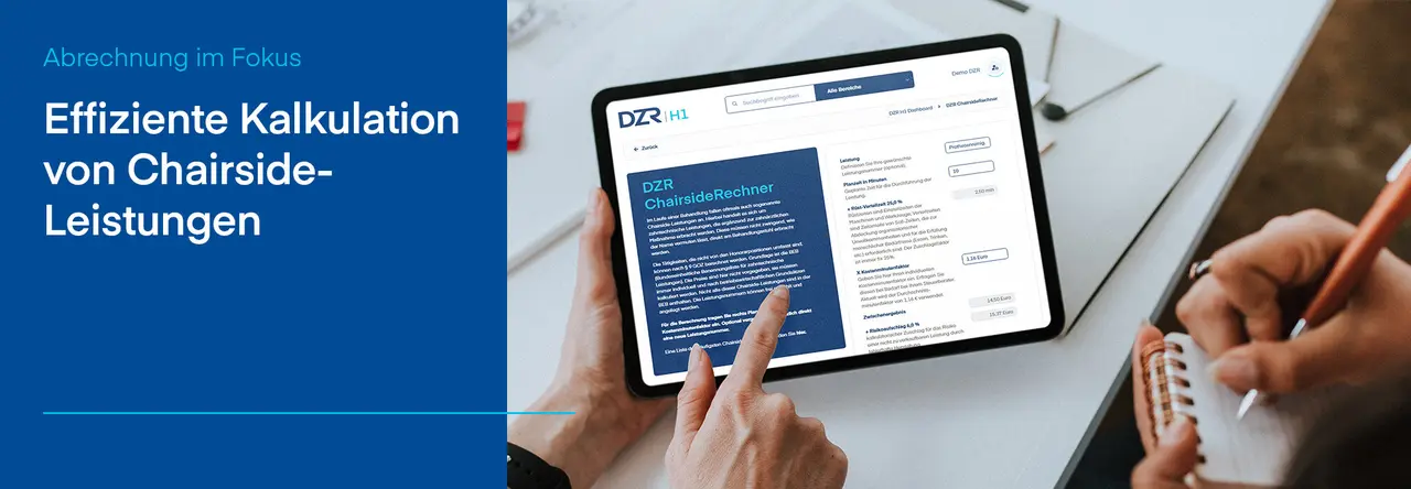 Tablet auf einem Schreibtisch zeigt den „DZR Chairsiderechner“ zur Kalkulation von Chairside-Leistungen; daneben macht eine Person Notizen in ein kleines Notizbuch. Links im Bild steht auf blauem Hintergrund der Text: „Abrechnung im Fokus – Effiziente Kalkulation von Chairside-Leistungen“.