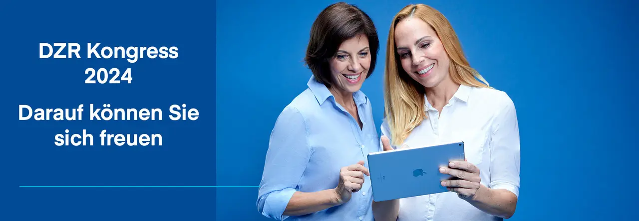 Zweigeteiltes Bild: Links blauer Hintergrund mit weißer Schrift "DZR Kongress 2024: Darauf können Sie sich freuen", rechts zwei Frauen stehen nebeneinander und schauen in ein Tablet. Linke Frau mit dunkelbraunen Haaren, rechte Frau mit orangenen Haaren.