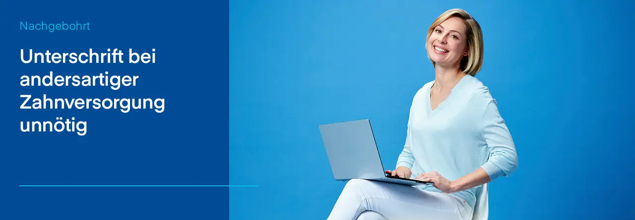„Eine lächelnde Frau in heller Kleidung sitzt mit einem Laptop auf einem Stuhl vor einem blauen Hintergrund. Titeltext: 'Unterschrift bei andersartiger Zahnversorgung unnötig'.“