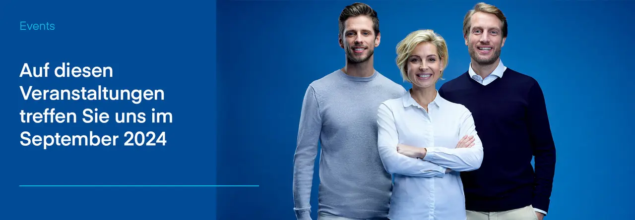Zweigeteiltes Bild: Links blauer Hintergrund mit weißer Schrift "Auf diesen Veranstaltungen treffen Sie uns im September 2024", daneben zwei Männer und eine Frau vor blauem Hintergrund, die in die Kamera lächeln.