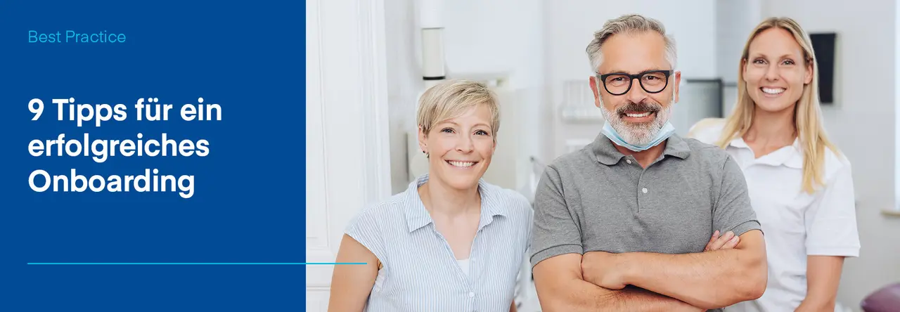 Zweigeteiltes Bild: Links blauer Hintergrund mit weißer Schrift "9 Tipps für ein erfolgreiches Onboarding", rechts drei Personen, zwei Frauen in der Mitte ein Mann blicken in die Kamera und lächeln.