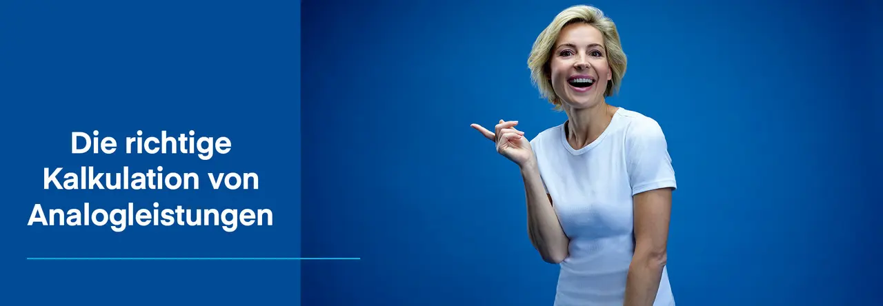 Zweigeteiltes Bild: Links weiße Schrift auf blauer Grafik "Die richtige Kalkulation von Analogleistungen", rechts Zahnärztin mit blonden Haaren vor blauem Hintergrund zeigt mit Zeigefinger ihrer rechten Hand nach links und lacht dabei.