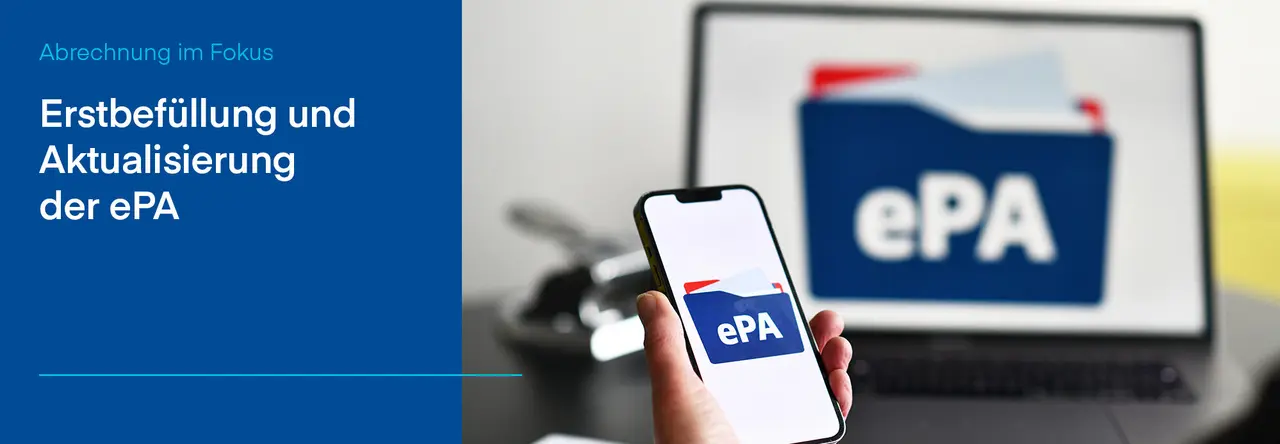Links ein dunkelblauer Bereich mit dem Text „Abrechnung im Fokus“ und „Erstbefüllung und Aktualisierung der ePA“. Rechts ein Bildausschnitt, in dem eine Person ein Smartphone mit dem ePA-Symbol hält. Im Hintergrund ist ein Laptop mit demselben Symbol zu sehen.
