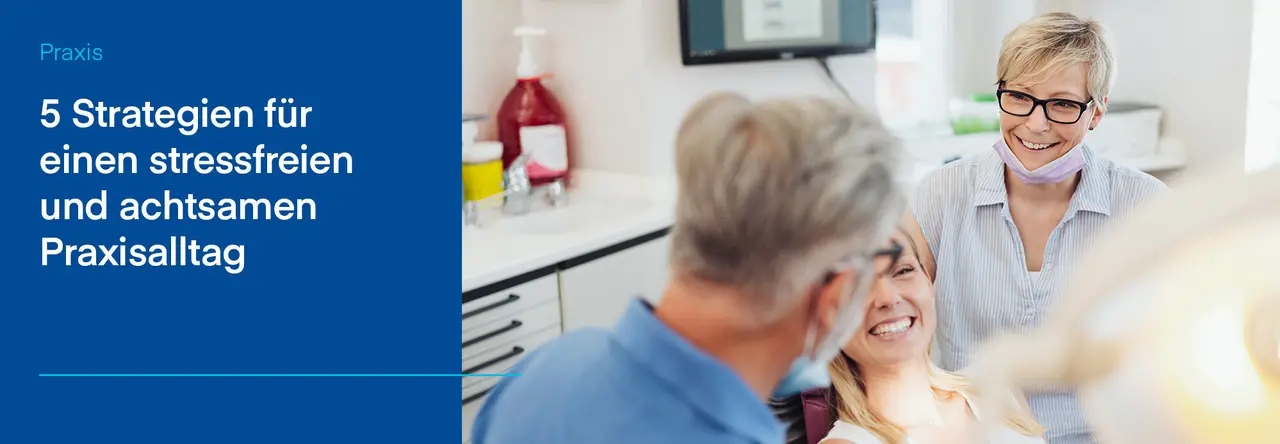Eine freundliche Zahnarztpraxis-Szene: Ein Zahnarzt spricht mit einer lachenden Patientin, während eine zahnmedizinische Fachkraft mit heruntergezogener Maske danebensteht und lächelt. Im Hintergrund eine moderne Praxisumgebung mit medizinischen Utensilien. Links im Bild befindet sich eine blaue Textbox mit der Überschrift „Praxis“ und dem Titel „5 Strategien für einen stressfreien und achtsamen Praxisalltag“.