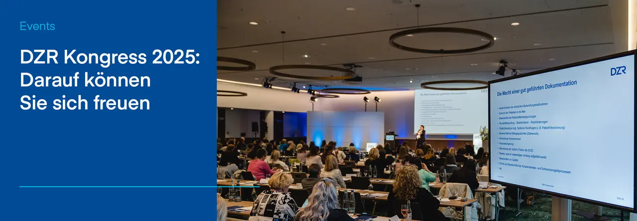 Geteilte Bildfläche mit links dunkelblauem Bereich und weißem Text: „Events – DZR Kongress 2025: Darauf können Sie sich freuen“; rechts ein Foto vom Kongress mit Publikum und großer Präsentationsleinwand.