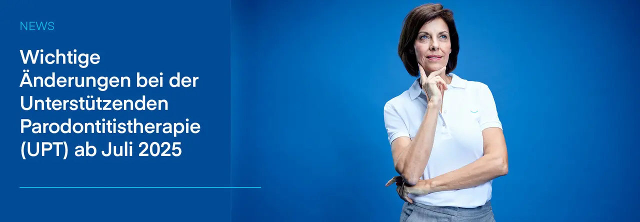 Text auf blauem Hintergrund: „Wichtige Änderungen bei der Unterstützenden Parodontitistherapie (UPT) ab Juli 2025“. Rechts daneben eine Frau in weißem Polohemd vor blauem Hintergrund, nachdenklich mit der Hand am Kinn.