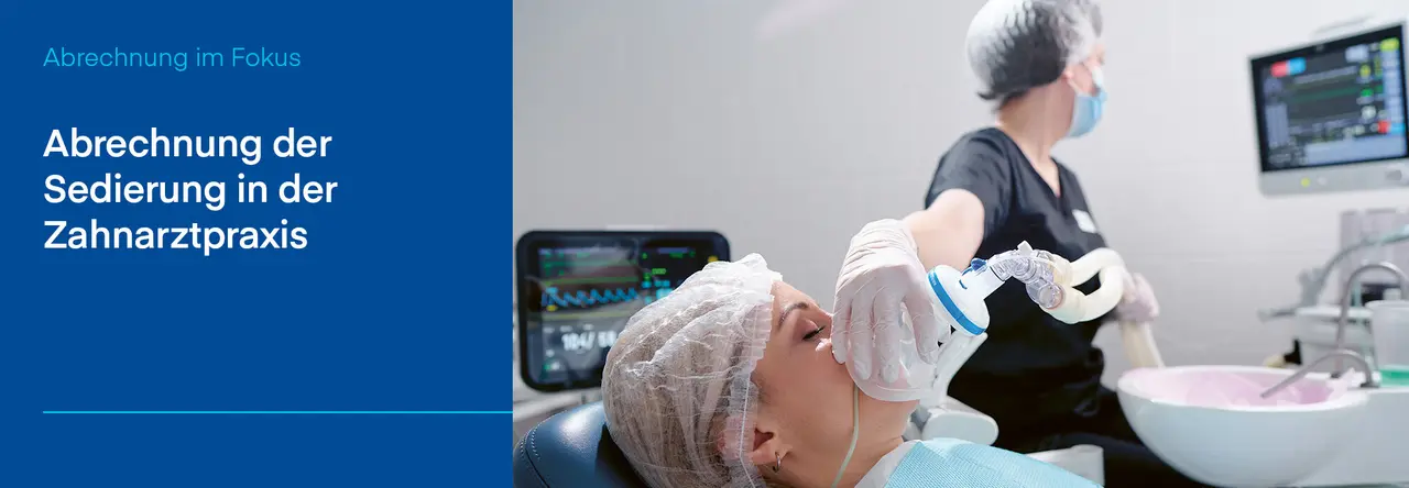 Patientin mit Haube und geschlossenen Augen liegt im Behandlungsstuhl einer Zahnarztpraxis und erhält über eine Maske eine Sedierung. Eine Assistenzkraft trägt Maske und beobachtet die Überwachungsmonitore. Links im Bild steht auf blauem Hintergrund der Text: „Abrechnung der Sedierung in der Zahnarztpraxis“.