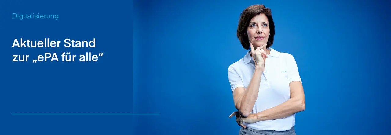 Eine Frau mit braunem Haar trägt ein weißes Poloshirt und steht vor einem blauen Hintergrund. Sie schaut nachdenklich in die Ferne und hält eine Hand am Kinn. Links im Bild steht auf blauem Hintergrund der Text: 'Aktueller Stand zur ePA für alle', was auf die Einführung der elektronischen Patientenakte hinweist."