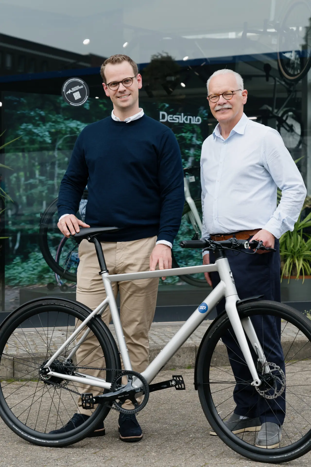 Dr. Maximilian Dolg mit seinem Vater und einem E-Bike