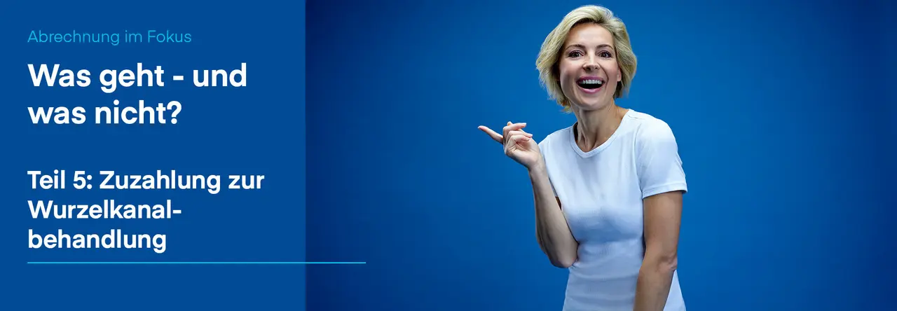 Zweigeteiltes Bild: Links blauer Hintergrund mit weißer Schrift "Was geht - und was nicht? Teil 5: Zuzahlung zur Wurzelkanalbehandlung", rechts blonde Frau mit weißem T-Shirt lacht in die Kamera. Rechte Hand am Körper hochgehalten und zeigt mit Zeigefinger auf die Schrift.