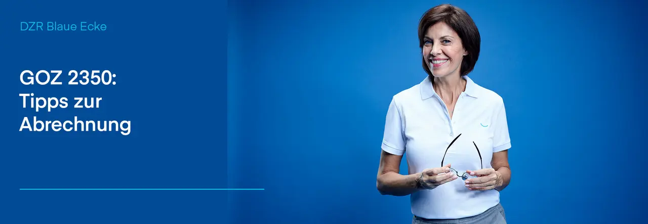 Eine lächelnde Frau in einem weißen Polohemd steht vor einem blauen Hintergrund. Sie hält eine Brille in der Hand. Text: 'GOZ 2350: Tipps zur Abrechnung'