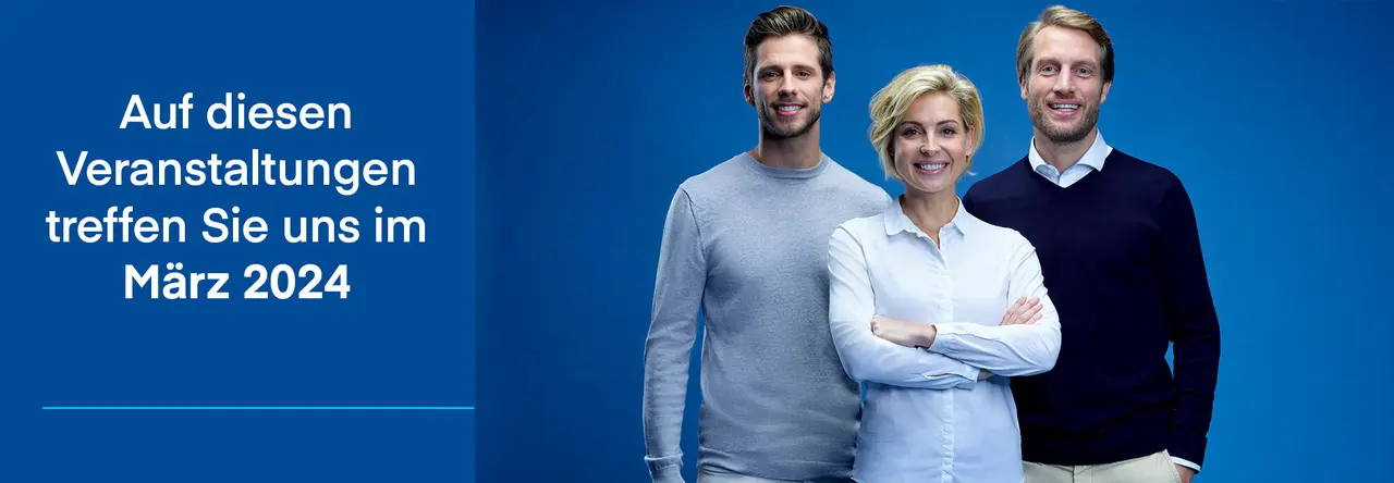 Zweigeteiltes Bild: Links blauer Hintergrund mit weißer Schrift "Auf diesen Veranstaltungen treffen SIe uns im März 2024" rechts drei Personen frontal zur Kamera und lächeln: Links junger Mann mit braunen Haaren, Mitte: Frau mit blonden Haaren, rechts: Mann mit blonden Haaren