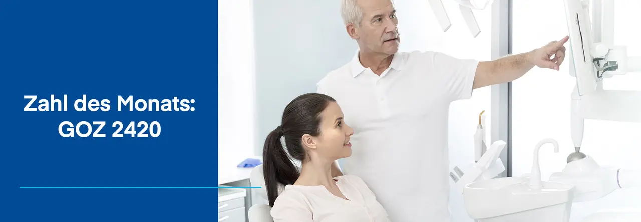 Zweigeteiltes Bild: Links blauer Hintergrund mit weißer Schrift "Zahl des Monats GOZ 2420", rechts Patientin auf einem Behandlungsstuhl, Zahnarzt daneben, zeigt ihr etwas auf einem Monitor