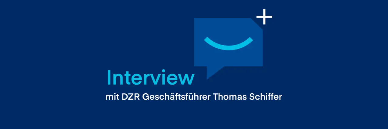 Dunkelblaues Banner mit einer Sprechblase in der Mitte und dem Texthinweis, dass es sich um ein Interview handelt.