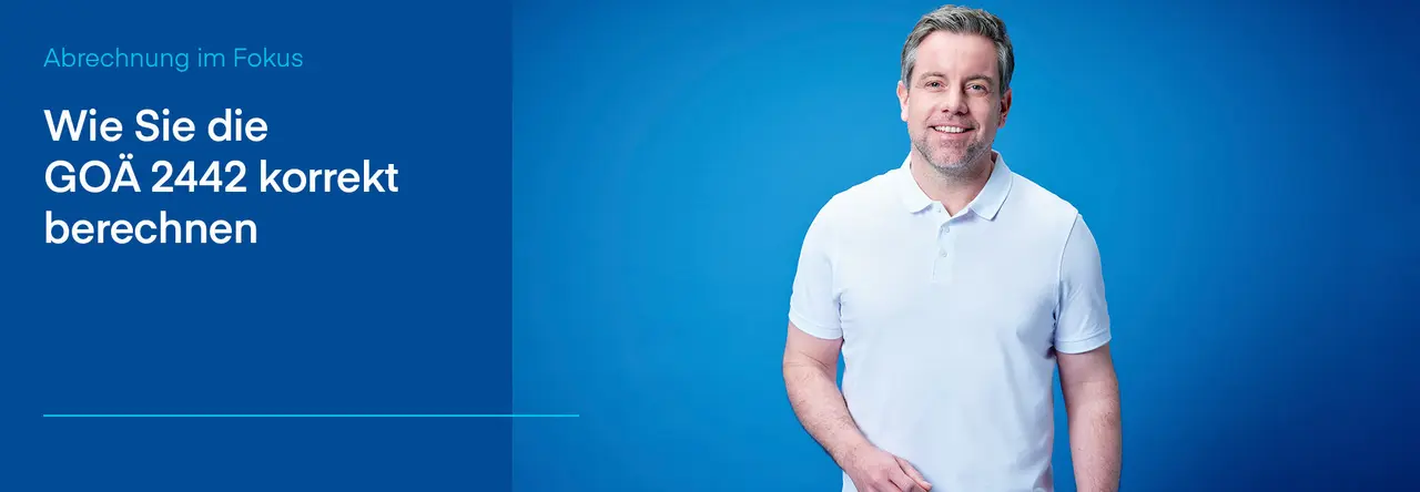 GOÄ 2442: Richtlinien zur Abrechnung, mit Bild eines lächelnden Mannes im weißen Poloshirt vor blauem Hintergrund.