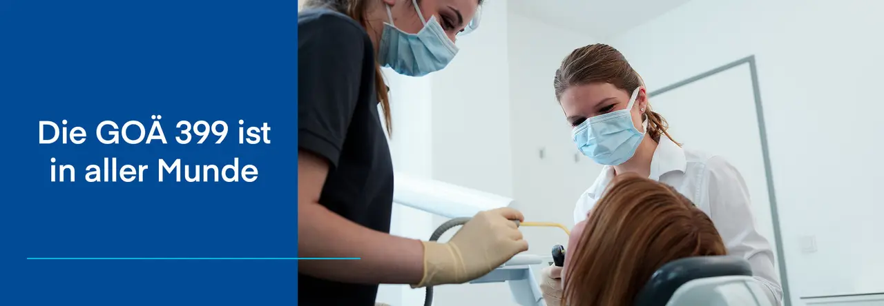 Zahnärztin und Assistentin behandeln Patientin